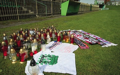 Stadion Concordii Knurów. Na koszulkach i szalikach śląskich klubów kibice umieścili również groźby pod adresem policji. Za śmierć Dawida.
