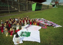 Stadion Concordii Knurów. Na koszulkach i szalikach śląskich klubów kibice umieścili również groźby pod adresem policji. Za śmierć Dawida.
