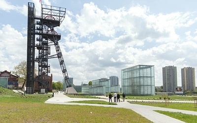 Muzeum Śląskie zbudowano  na terenie byłej kopalni „Katowice”. Ekspozycje  i galerie są umieszczone  pod powierzchnią ziemi