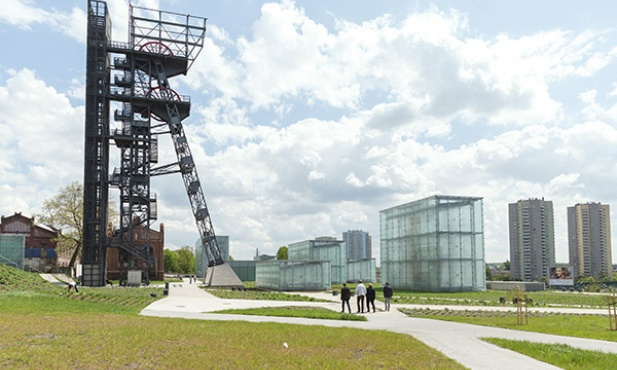 Muzeum Śląskie zbudowano  na terenie byłej kopalni „Katowice”. Ekspozycje  i galerie są umieszczone  pod powierzchnią ziemi