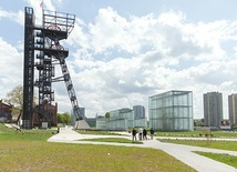 Muzeum Śląskie zbudowano  na terenie byłej kopalni „Katowice”. Ekspozycje  i galerie są umieszczone  pod powierzchnią ziemi