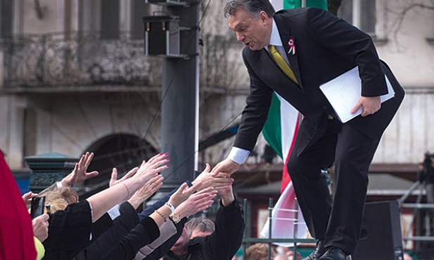 Victor Orbán postawił się międzynarodowej finansjerze w interesie zwykłych Węgrów. Dziś pozytywne skutki niezależnej polityki doceniają nawet  niedawni przeciwnicy 