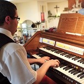  Praca organistów nie należy do łatwych. Większość pracuje w parafiach przez 6–7 dni w tygodniu