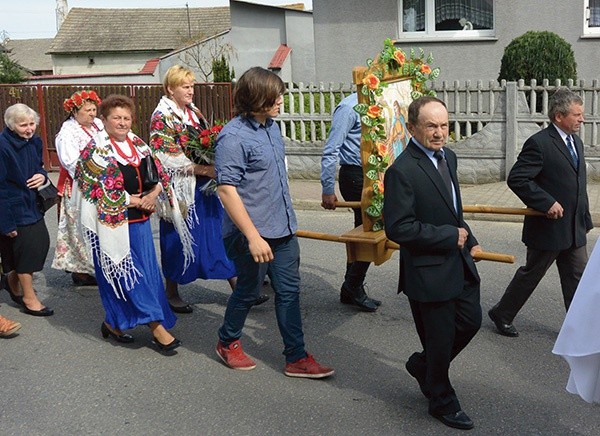  Rolnicy w ludowych strojach nieśli obraz przedstawiający św. Izydora