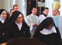 Pielgrzymka odbywa się od lat w Krzeszowie, gdzie swój klasztor mają siostry benedyktynki