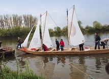 Łódź poświęcił proboszcz ulanowskiej parafii ks. Kazimierz Żyłka 
