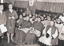 Zofia Ostrowska (pierwsza z lewej) w czasie powitania obrazu Matki Bożej Częstochowskiej. W głębi: kard. Stefan Wyszyński, prymas Polski