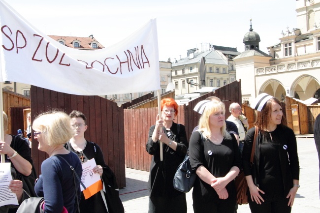 Protest pielęgniarek i położnych na Rynku Głównym