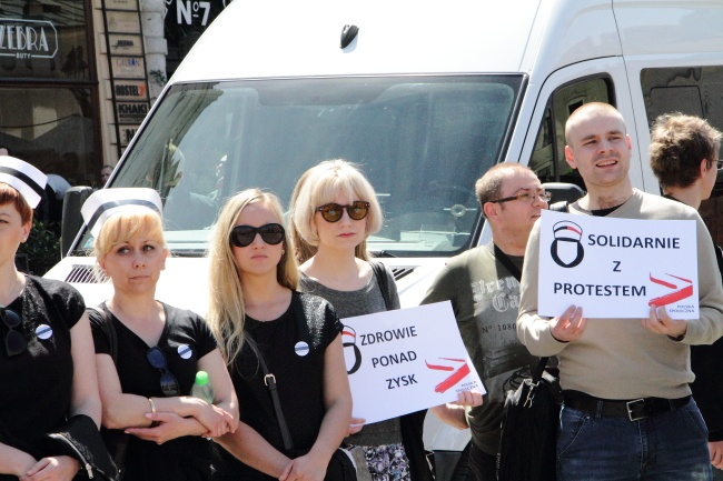 Protest pielęgniarek i położnych na Rynku Głównym