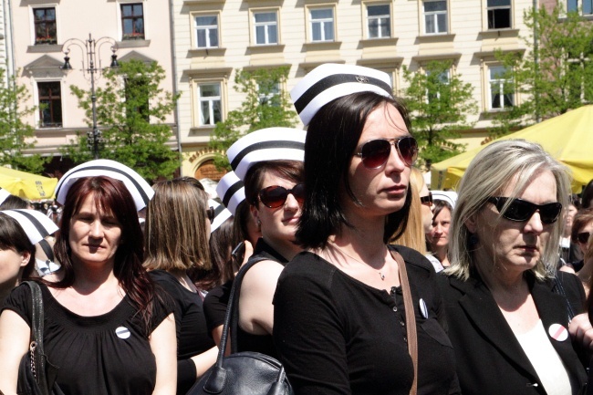 Protest pielęgniarek i położnych na Rynku Głównym