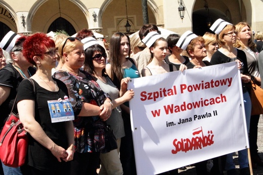 Protest pielęgniarek i położnych na Rynku Głównym