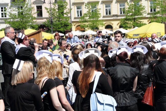 Protest pielęgniarek i położnych na Rynku Głównym