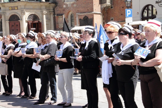 Protest pielęgniarek i położnych na Rynku Głównym