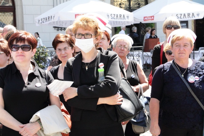 Protest pielęgniarek i położnych na Rynku Głównym