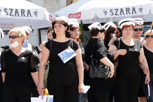 Protest pielęgniarek i położnych na Rynku Głównym