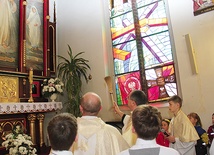  Poświęcony obraz błogosławionej zawisł w ołtarzu bocznym obok wizerunku Jezusa Miłosiernego