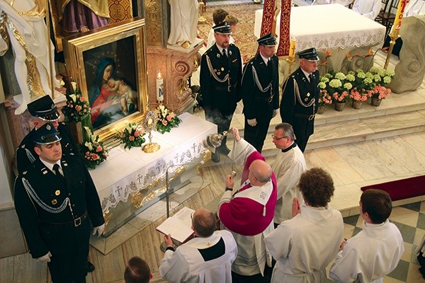   Uroczystemu zawierzeniu skoczowskich parafian Matce Bożej  przewodniczył bp Piotr Greger 