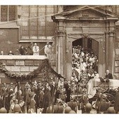  „Cieniom królewskim przybył towarzysz wiecznego snu”  – tak witał przed katedrą prezydent Ignacy Mościcki trumnę z ciałem Józefa Piłsudskiego