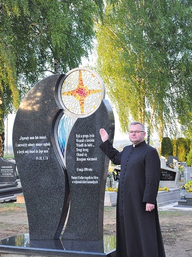 Na kamiennej tablicy wyryty jest przytoczony we wstępie napis oraz fragment Psalmu 18: „Ogarnęły mnie fale śmierci I zatrwożyły odmęty niosące zagładę (…) a krzyk mój dotarł do Jego uszu” – pokazuje ks. Joachim Augustyniok