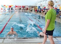  Zawody pływackie w Strzelcach Opolskich zakończył bieg sztafetowy