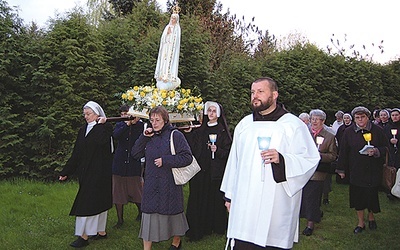  Osoby konsekrowane w procesji z figurą Matki Bożej Fatimskiej. Z przodu br. Przemek Rębowski