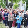  Procesja różańcowa sanktuaryjnymi dróżkami