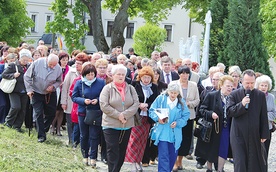  Procesja różańcowa sanktuaryjnymi dróżkami