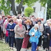  Procesja różańcowa sanktuaryjnymi dróżkami