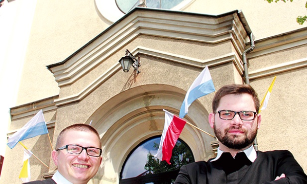 Księża Robert i Mateusz  przed kościołem 