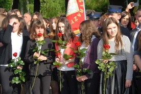 Młodzież ofiarowała Panu Jezusowi róże 