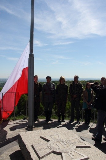 Flaga nad kopcem Piłsudskiego