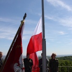 Flaga nad kopcem Piłsudskiego