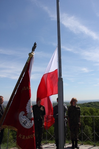 Flaga nad kopcem Piłsudskiego