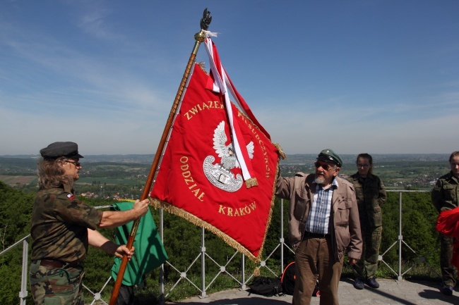 Flaga nad kopcem Piłsudskiego