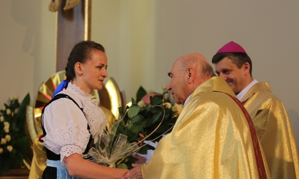 Parafianie podziękowali bp. Pindlowi za konsekrację, a ks. prał. Kuśce za zaangazowanie w budowę świątyni