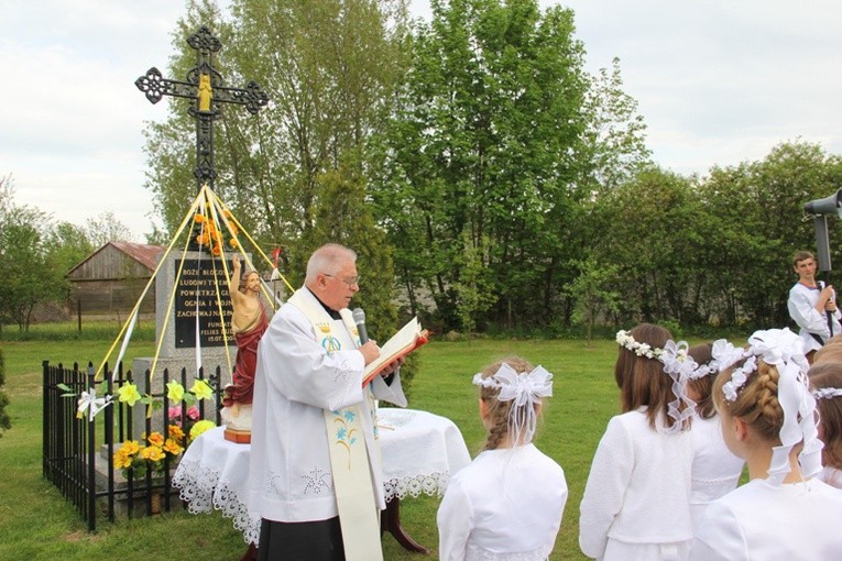 Wysokienice. Majowa modlitwa d Matki Bozej połączona z prośba o urodzaje.