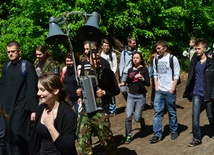 Młodzież w drodze na Chełmiec