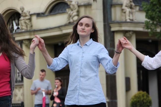 Tańcem chwalmy Go... na rynku!