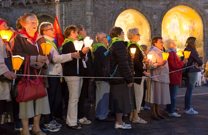 Lourdes, procesja różańcowa