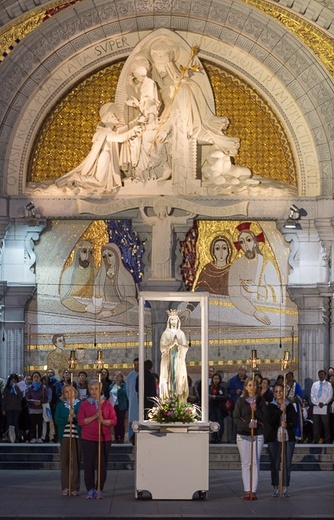 Lourdes, procesja różańcowa