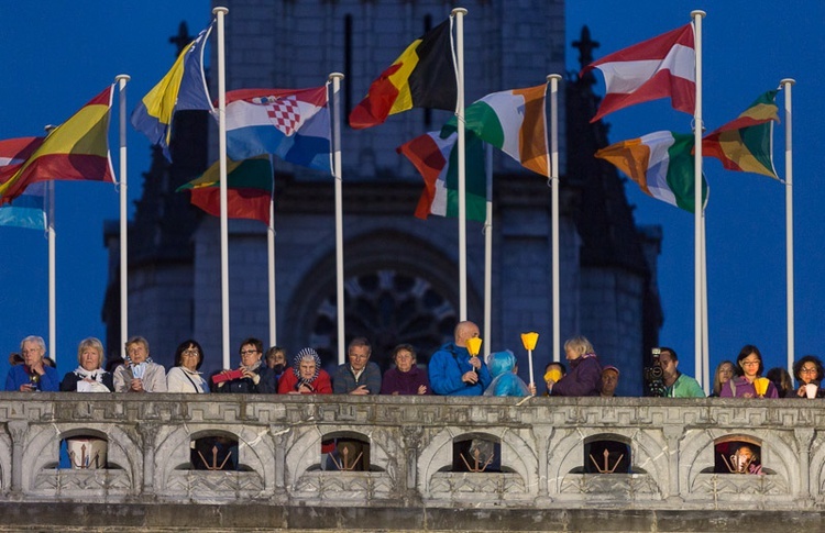 Lourdes, procesja różańcowa