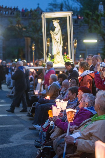 Lourdes, procesja różańcowa