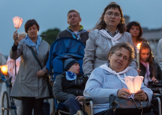 Lourdes, procesja różańcowa