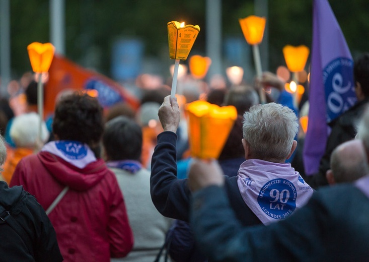 Lourdes, procesja różańcowa