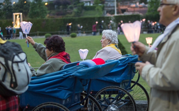 Lourdes, procesja różańcowa