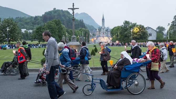 Lourdes, procesja różańcowa