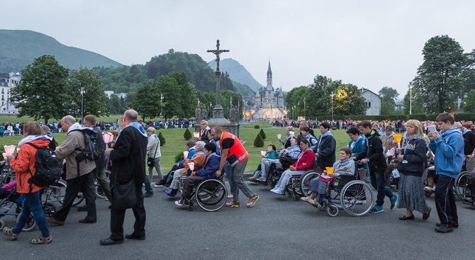 Lourdes, procesja różańcowa