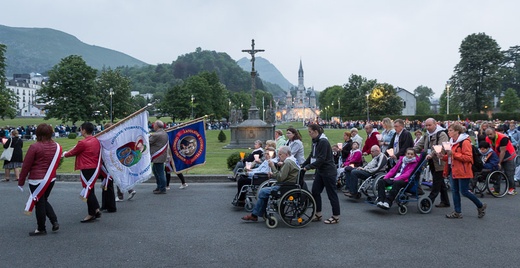 Lourdes, procesja różańcowa