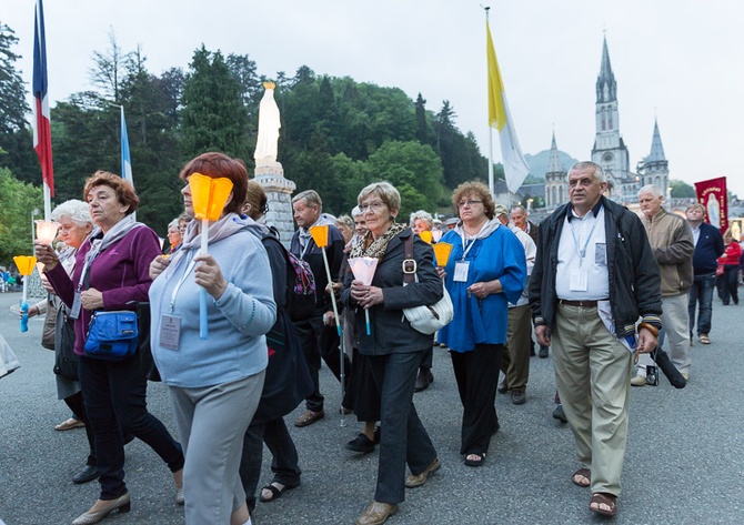 Lourdes, procesja różańcowa