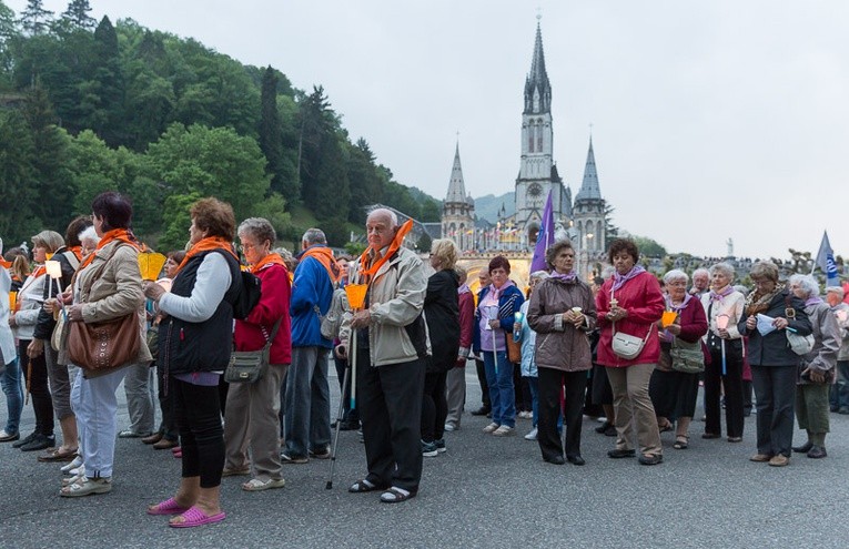 Lourdes, procesja różańcowa